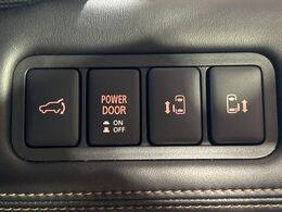 【両側パワースライドドア】スマートキーや運転席のスイッチで後席両側スライドドアの開閉が可能♪電動だから力を入れてドアを開ける必要が無く、小さなお子様でも簡単に開け閉めでき快適です♪
