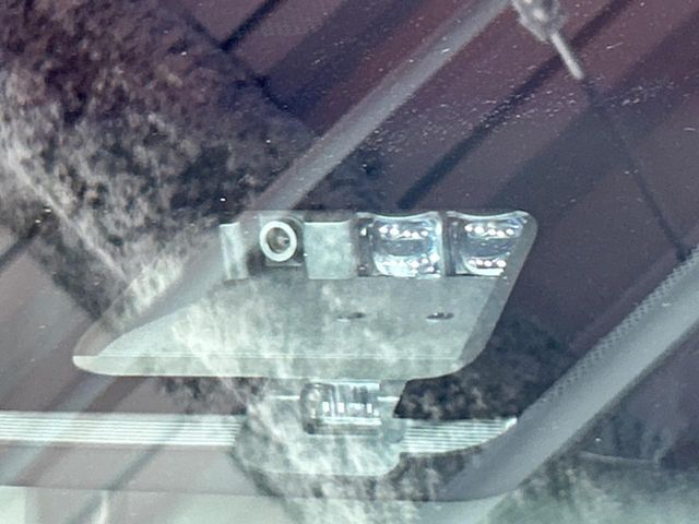 【三菱e-Assist】走行中に前方の車両等を認識し、衝突しそうな時は警報とブレーキで衝突回避と被害軽減をアシスト。より安全にドライブをお楽しみいただけます。