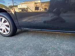 左フロントドア・サイドシルにうっすらと傷・ヘコミがあります。