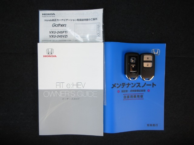 カギをバッグやポケットに入れたままでもドアロックの開閉やエンジン始動ができる『スマートキー』付き！暗くなってもキー穴を捜す必要が無くとっても便利ですから人気の装備です！
