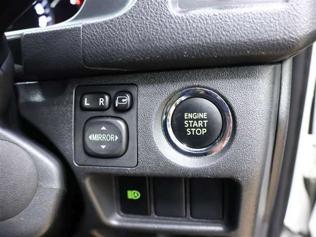 【プッシュスタートボタン】ブレーキを踏みながらスイッチを押すだけで、エンジンがかけられます！キーの差込は不要で、押すと橙色に点灯しますので、分かり易いですね♪