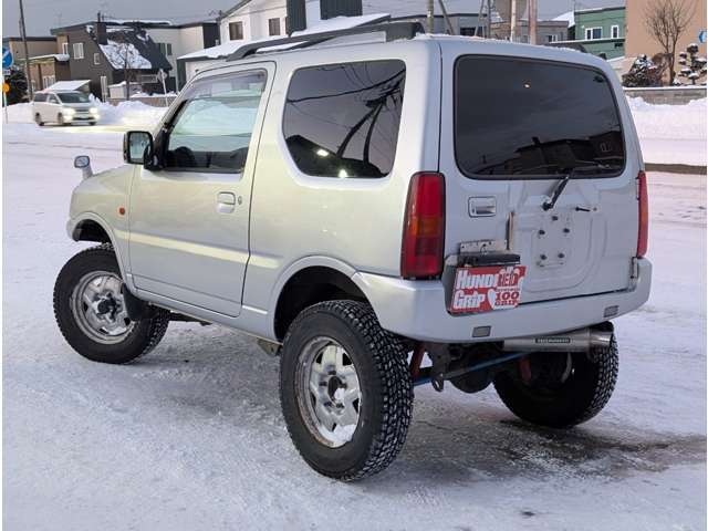 当社は納車前に下回りの防錆処理を行っております！！まずは表面の錆を落として！そこからの防錆処理♪追加料金はいただいておりません★