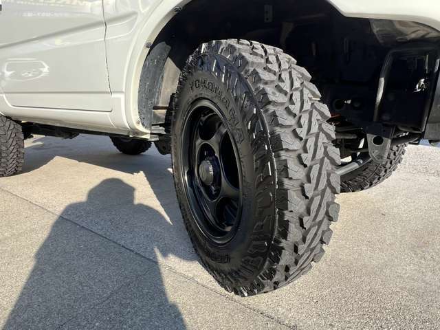 高性能が定評のヨコハマ・ジオランダーM/T6.50R16を装着しています。残り溝は7分山
