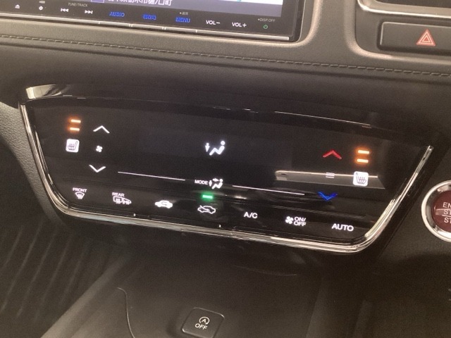 運転席と助手席にはシートヒーターが付いています☆寒い時期に腰周りを温めてくれるので体全体が温まりやすいのは勿論、暖房と違い顔に風が当たらないので、乾燥肌やドライアイの方でも大丈夫☆