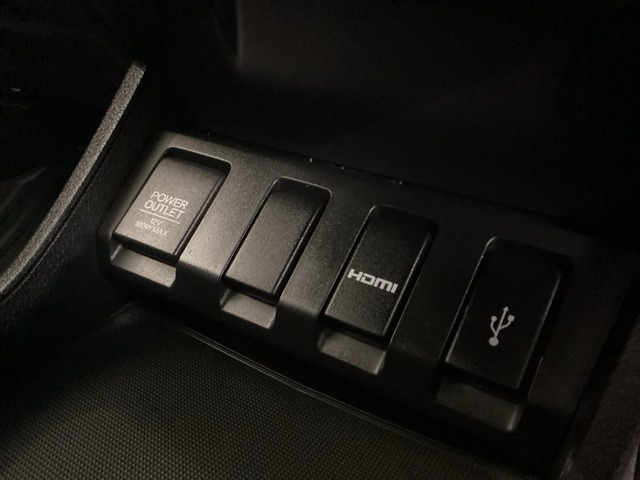 ソケット類も充実☆対応のケーブルがあれば車内でスマホなどの充電が可能です☆