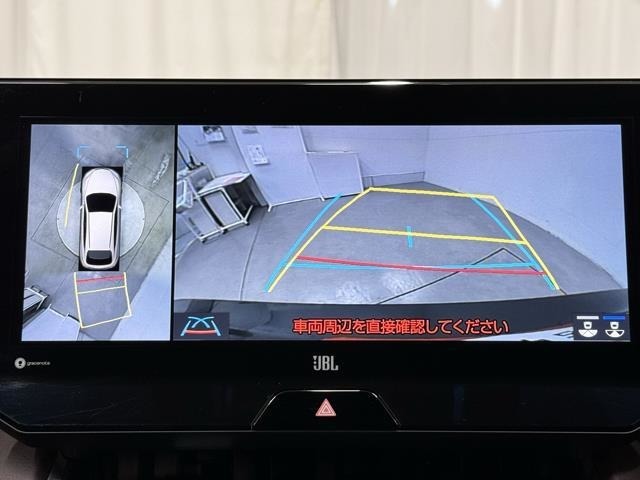 パノラミックビューモニターシステムが付いているので車の上から見た映像が確認できますよ。　一目で車両周辺の情報を確認できますが、直接安全をご確認下さい。