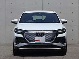 ●一目でAudiとわかる特徴的なシングルフレームグリル・LEDランプ。精悍なフロントマスクからAudiのスマートで上品なブランドを連想させてくれます。女性にも大変ご好評頂いております。