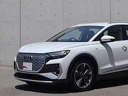 ●Audiが最初に採用したLEDポジショニングランプ。シャープなラインで昼間でも点けていたいと思うほど上品でオシャレです。夜間走行時はさらに目立ちます！