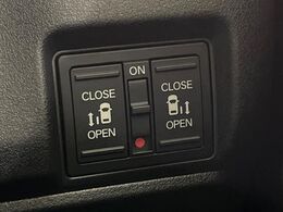 【両側パワースライドドア】スマートキーや運転席のスイッチで後席両側スライドドアの開閉が可能♪電動だから力を入れてドアを開ける必要が無く、小さなお子様でも簡単に開け閉めでき快適です♪