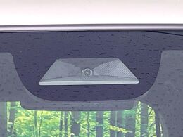 【ホンダセンシング】走行中に前方の車両等を認識し、衝突しそうな時は警報とブレーキで衝突回避と被害軽減をアシスト。より安全にドライブをお楽しみいただけます。