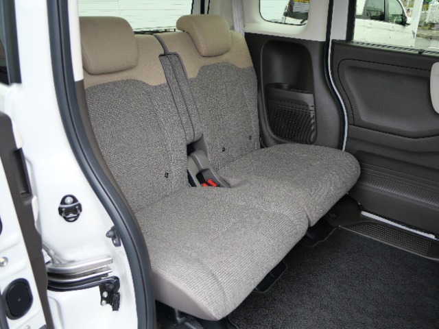 足を組んでいただいても、足元・ヒザまわりにたっぷりとゆとりがあり快適です。室内の高さが140cmもあるので、お子様が立ったままお着替えをしていただけます。