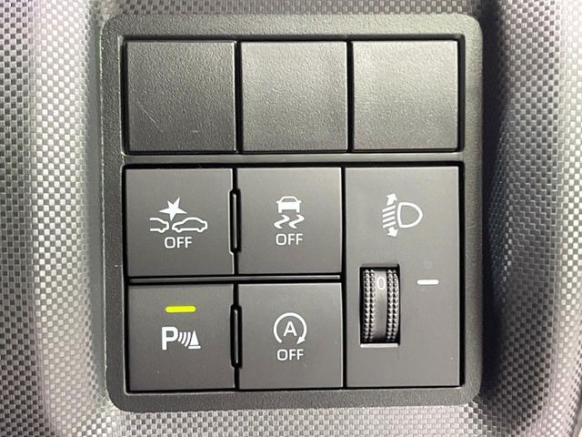 【スマートアシスト】走行中に前方の車両等を認識し、衝突しそうな時は警報とブレーキで衝突回避と被害軽減をアシスト。より安全にドライブをお楽しみいただけます。