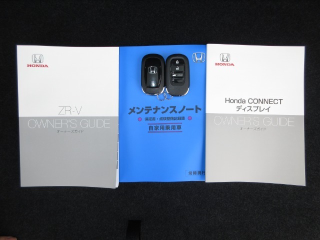 カギをバッグやポケットに入れたままでもドアロックの開閉やエンジン始動ができる『スマートキー』付き！暗くなってもキー穴を捜す必要が無くとっても便利ですから人気の装備です！