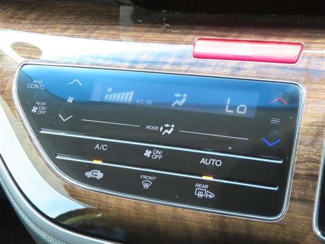 オートエアコンで車内はいつでも快適です♪