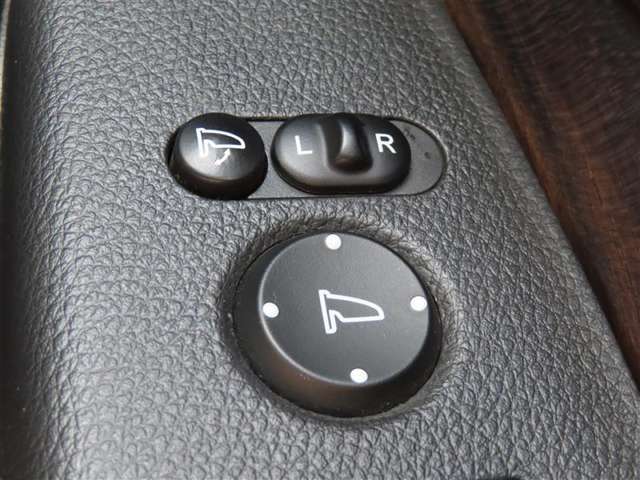 日本の駐車場は幅が広くないところが多くて、乗り降りが大変だったりしますよね。電動ミラーがあれば、室内でミラーをたためるので、駐車するときも便利ですね。