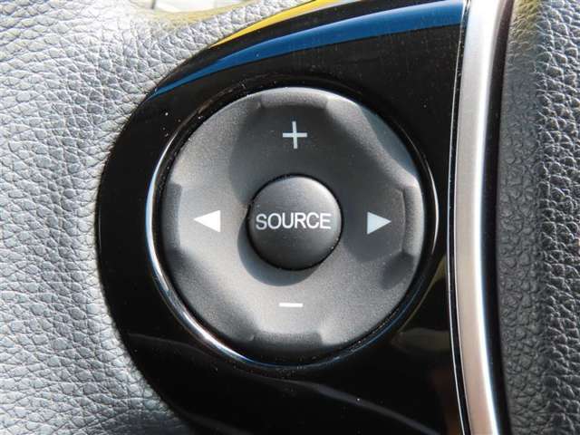 運転中、オーディオの操作をしてて、ハッとしたことはありませんか？ステアリングスイッチは、運転中でもハンドルでオーディオの操作が可能です。安全なドライブをサポートします。