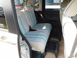 後部座席です。座席下に収納あります。