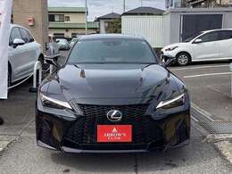 総排気量　4968　ccのプレミアムガソリン仕様で最大出力　354　kW（481　PS）/7100　r.p.m、最大トルク　535　N・m（54.6　kgf・m）/4800　r.p.mを発生します。