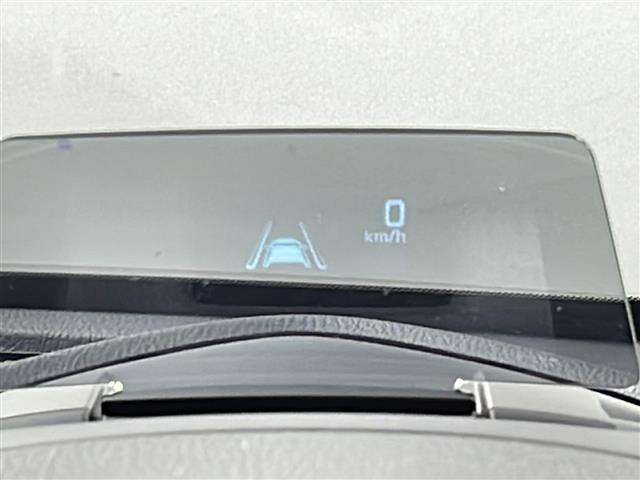 【ヘッドアップディスプレイ（HUD）】フロントウインドウガラスに走行情報を投影します。運転中の目線と重なるように表示されるので、少ない視線移動で速度が確認できるので、 ドライビングに集中できます！