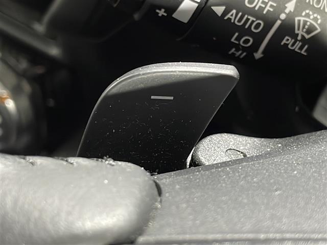 【パドルシフト（AT車）】MT車と同じように好きなギアで走ることができます！ステアリングから手を離さずに指先だけでシフト操作ができ、よりスポーティな走りをお楽しみいただけます。