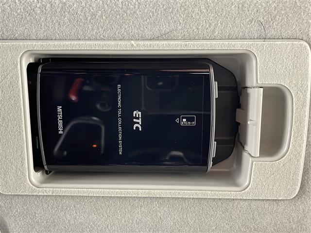 【ETC】有料道路を利用する際に料金所で停止することなく通過できる、ETC車載器（ノンストップ自動料金収受システム機器）が装備されています。セットアップを行うことで利用可能になります。
