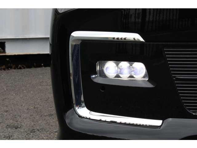 クルマに近い位置をワイドに照らすLEDフォグライトを装備。シャープな光と低消費電力でドライブをサポートするのと共にワイド＆ローな印象も高めます。