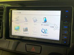 【アイドリングストップ】赤信号や渋滞で停車した際にエンジンを停止し、無駄な燃料の消費を抑えます。燃費向上や環境保護につなげる機能♪エンジンはブレーキを離せば再始動します。