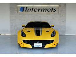 ■外装色 Giallo Triplo Strato■レーシングストライプ/Argento Nurburgring■■トリコートカラー/Tri-Coat Yellowカーボンファイバーヘッドライトバケット■アダプティブフロントライトシステム