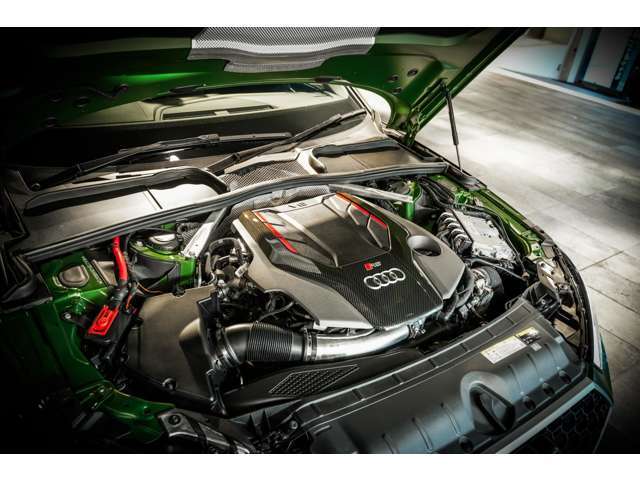AUDI RS4　アバントの心臓部には2.9リッターV6ツインターボエンジンを搭載し出力450馬力　トルク600Nmという正にRSモデルに相応しいパフォーマンスを発揮致します。
