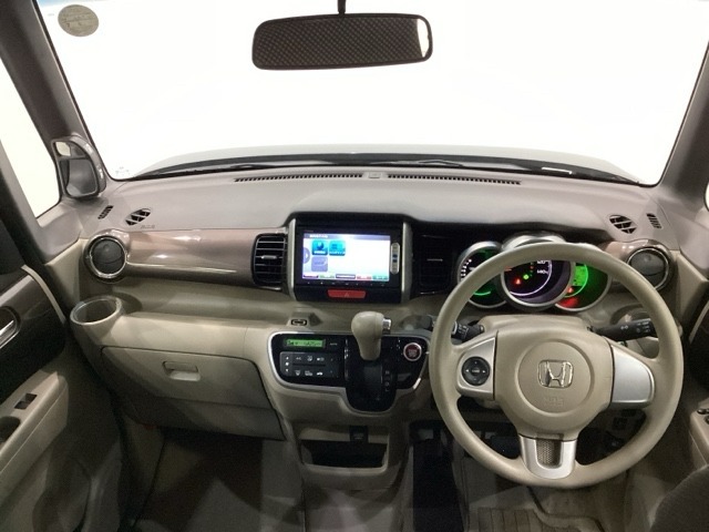 車内は光触媒抗菌消臭施工済です。インパネ周りはスタイリッシュなデザインで機能や装備も充実しています。グローブボックスやカップホルダーのほかにトレーなどたくさんの収納スペースが付いています。
