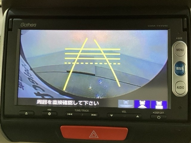 バックでの車庫入れも安心です！　リアカメラが付いているバックモニター付のナビを装備しております。操作線もついており距離感も画面から確認できます。