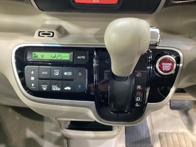 CVT車のセレクトレバーです。低速から高速まで、変速ショックのないスムーズな走りを実現するとともに、エンジン効率のよい領域を維持することで燃費にも貢献します。