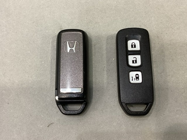 スマートキー付きですからドアロックの開閉およびエンジンスタートが楽々です。電動スライドドアの開け閉めもボタンで操作できます。スペアキーも同じものを用意しております。