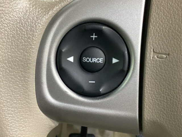 ステアリングスイッチがついていますので、オーディオのチャンネル変更、ボリューム、ジャンル変更が操作可能です。ハンドルから手を離さず安全に操作できます。