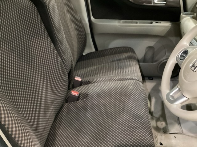 座面も厚みがあり背もたれも高く、広い足元にゆったり座れるシートです。交通量の多い道でも助手席側から乗り降りができます。