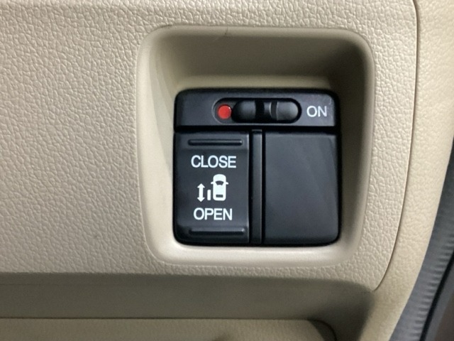 左側電動スライドドアは運転席からでも操作ができるように、ハンドル付近に開閉の操作スイッチが付いています。