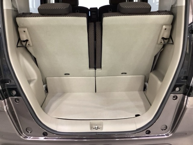 開口部も広く荷物の積み下ろしもしやすいお車となっております。シートの背もたれは5：5の割合で分割して可倒できるので、長いお荷物などを載せることもできます。