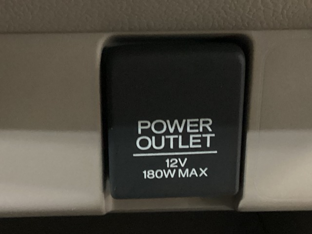 アクセサリーソケットはUSBのアダプターなどをつければ、スマホの充電にも使えます。