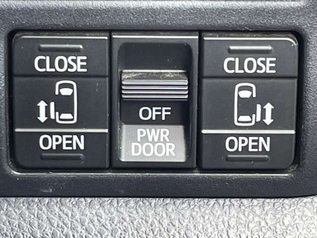 ◆両側電動スライドドア【ワンタッチで簡単に開閉できるスイッチを採用。スマートキーを携帯しているだけでワンタッチでドアの開け閉めが可能です。荷物を抱えている時など便利です。】