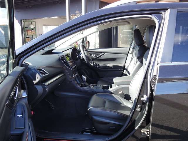 運転席、助手席　ゆったりくつろげます。