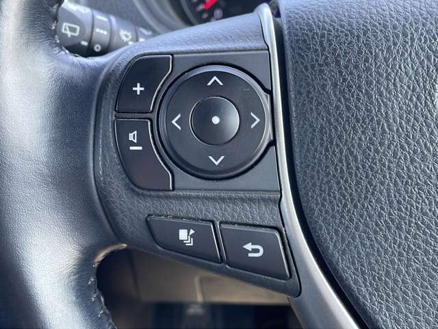 【ステアリングスイッチ】運転中に目線を下げることなく、ナビ操作・音量調節ができる機能です♪
