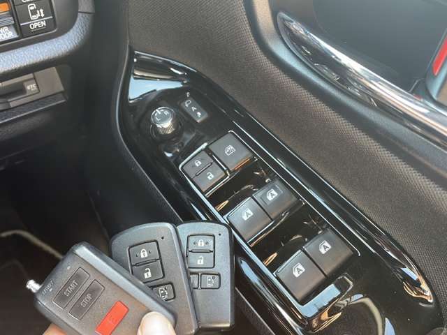 【エンジンスターター】夏、冬ともに便利な機能♪暖機運転や車内の温度調節をすることが可能です！