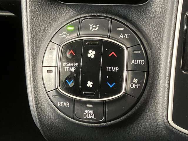 【オートエアコン】選択した温度に室内温度を自動的に調整してくれます。快適にドライブできますよ♪