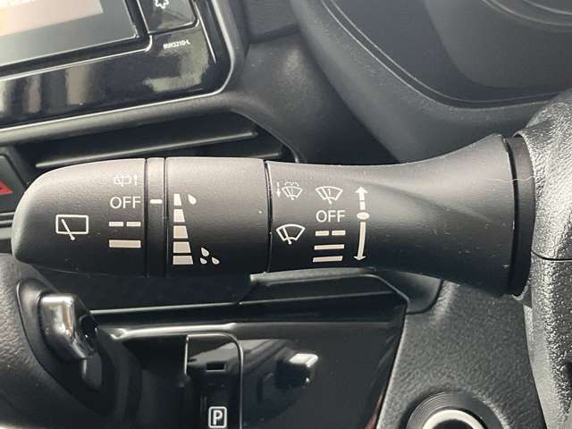 【間欠式ワイパー】雨がそれほど多くない小雨の時などに、数秒おきにワイパーが自動で動作・停止を繰り返す機能です。水滴が少ない状況でも視界を確保し、ワイパーの不快な音やガラスの損傷を防ぎます。