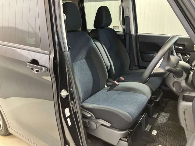 【運転席・助手席転席】運転席の足もともゆったりで長距離ドライブでも快適に★