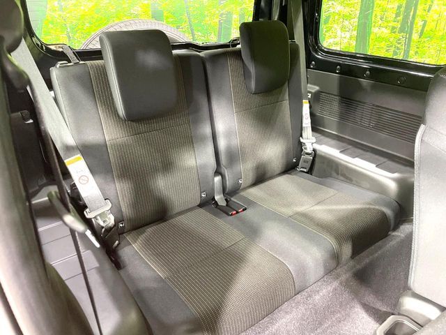 後部座席も気になるようなキズ・汚れやへたり等、大きなダメージはなく、良好な状態です。