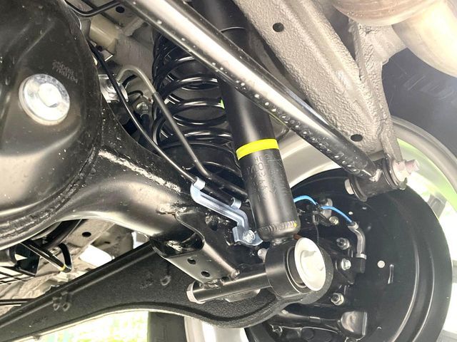 お車を安心してお乗りいただく為には、足回りの定期点検が欠かせません。サービスサポート（有償保証）では無料点検もご提供しており、安心のカーライフをお過ごしいただけるサポート体制が整っています。