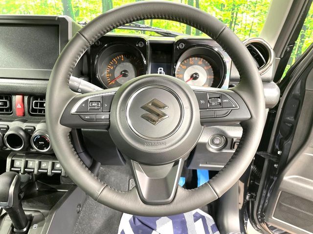 インテリアに合わせたデザインのステアリングは、運転される方のことも考え、運転しやすい形状、大きさです。是非一度、実際に触ってお確かめください。