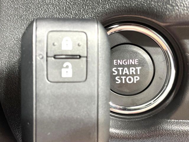 【キーレススタートシステム】カバンやポケットに入れたままでもドアの施錠・解錠が可能なスマートキーを装備。エンジンのオン・オフ時もカギを取り出す必要が無いからとっても便利です♪