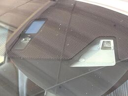 【ホンダセンシング】走行中に前方の車両等を認識し、衝突しそうな時は警報とブレーキで衝突回避と被害軽減をアシスト。より安全にドライブをお楽しみいただけます。